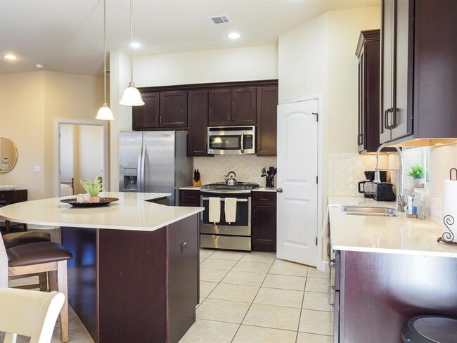 Building Photo - 5605 Roosevelt Ave