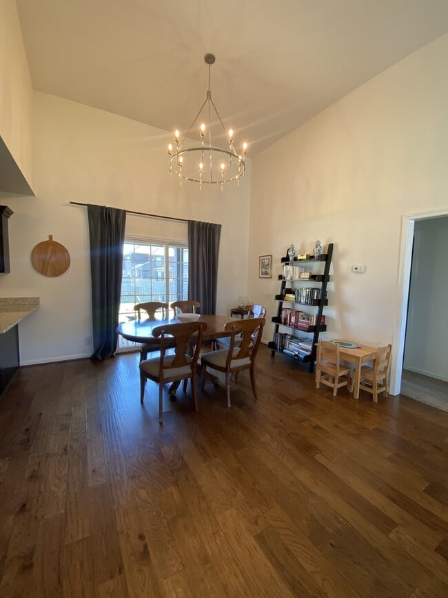 Building Photo - 1053 Castlerock Dr
