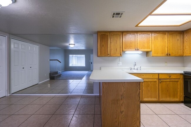Building Photo - Spacious Updated Townhome in Downtown St. ...