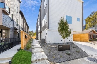 Building Photo - Modern 2-Bed Townhome with Attached Garage & Private Balcony in Gated Dallas Community