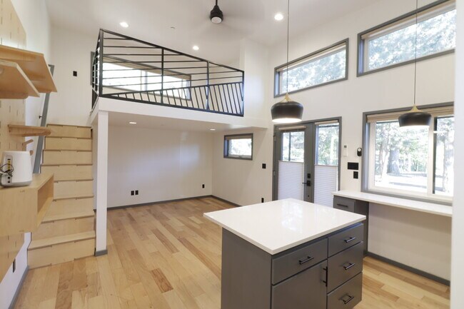 Building Photo - Unique Tiny Home in Hiatus neighborhood cl...