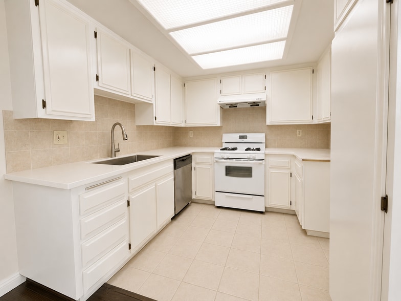 Building Photo - 901 Golden Springs Dr