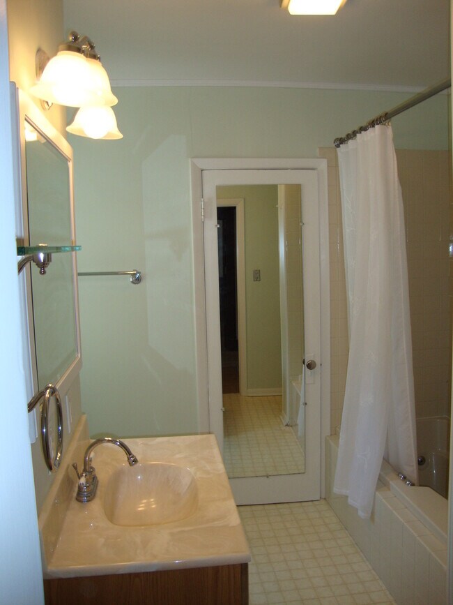 Building Photo - Walking Distance to St. Mary's Hospital and Downtown Rochester