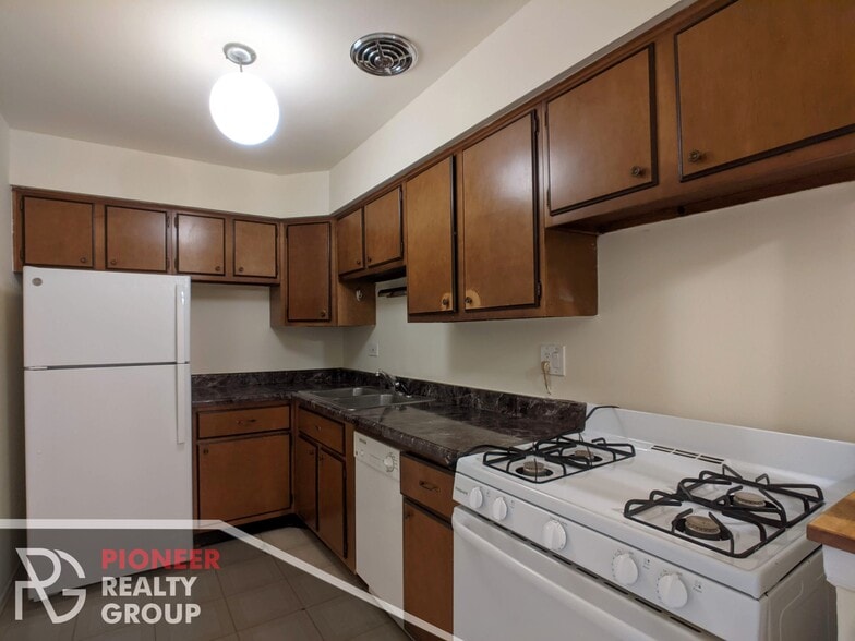 Building Photo - 665 W Wrightwood Ave