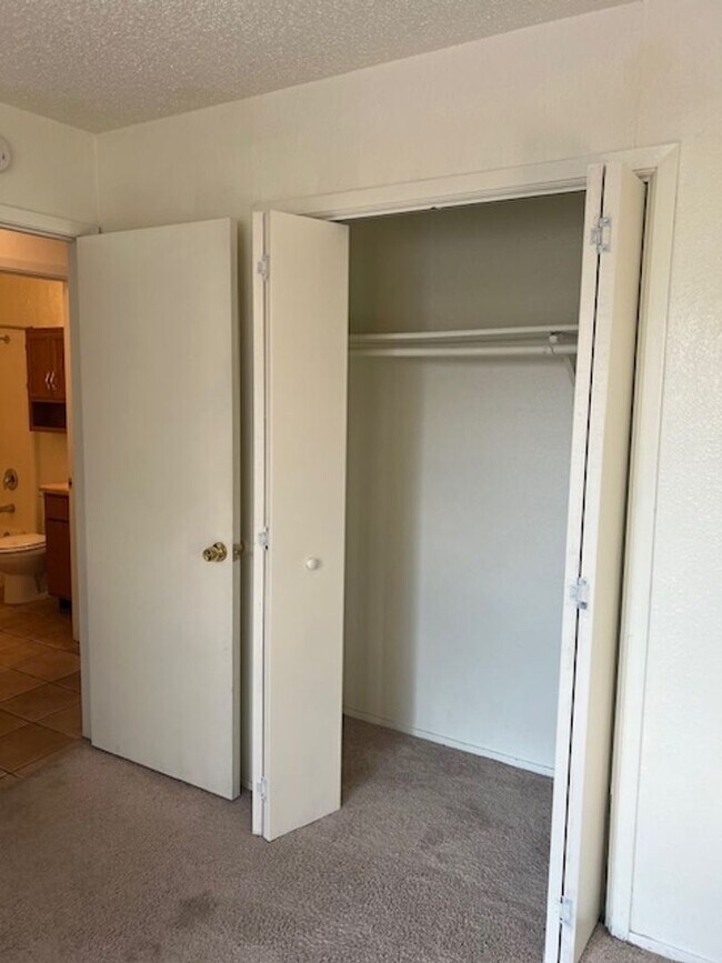 Building Photo - 932