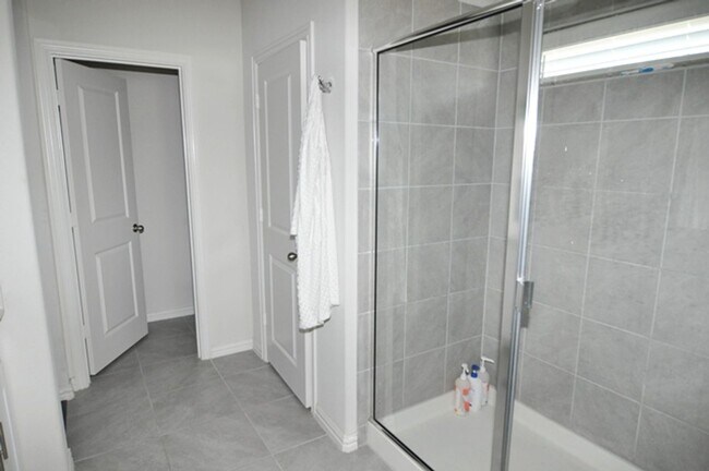 Building Photo - 2513 Ponca Dr