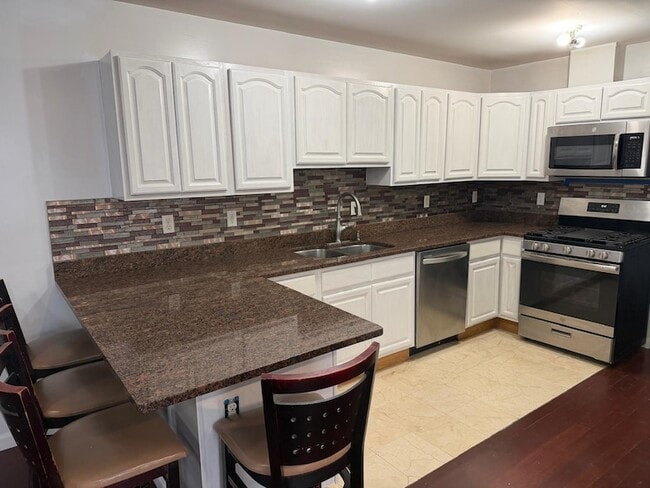 Building Photo - 183 Hutton St