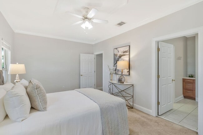 Building Photo - FABULOUS LOCATION!! 2BEDROOM 2 BATH TOWNHO...