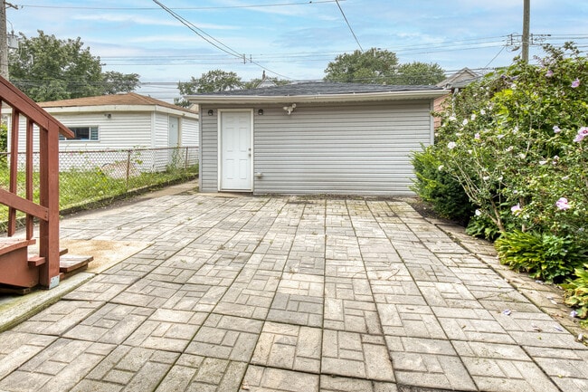 Building Photo - 4624 N Springfield Ave