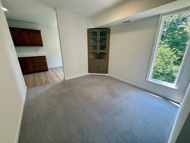 Building Photo - 2 Bedroom condo with Den in Annapolis