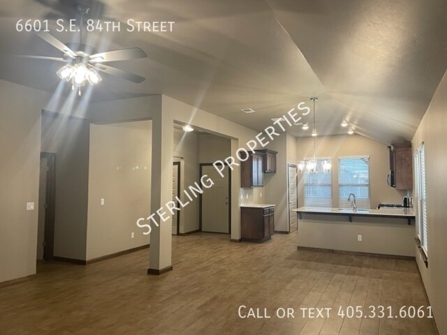 Building Photo - 6601 SE 84th St