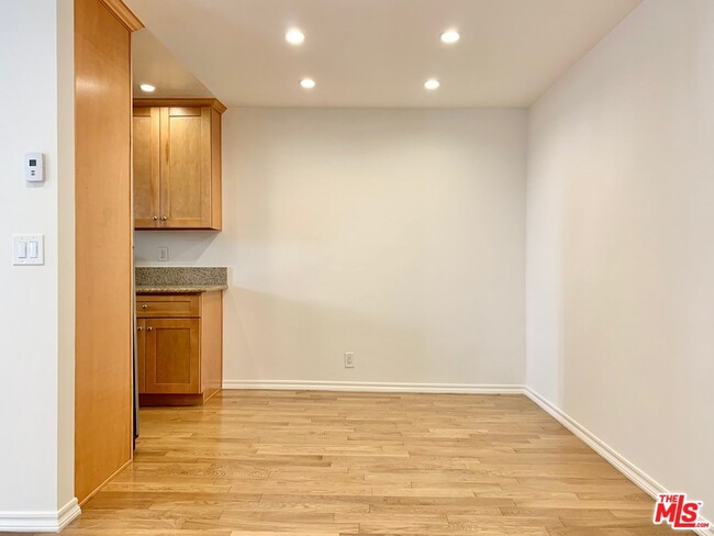 Building Photo - 929 N San Vicente Blvd