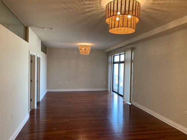 Building Photo - 3300 W Irving Park Rd