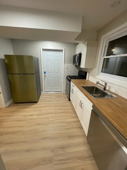 Building Photo - 7202 W Crain St