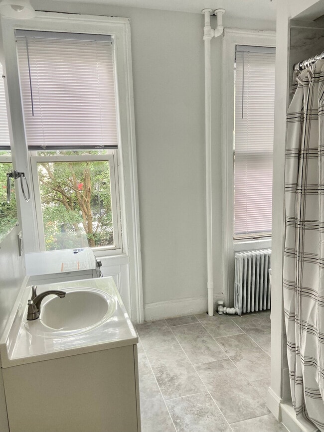 Building Photo - 414 Grand St