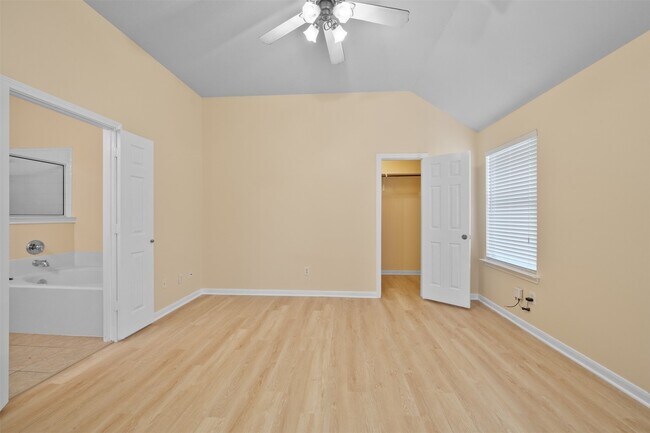 Building Photo - 12119 Lakewood Villa Dr