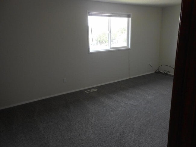 Building Photo - 386 30th Ave SE