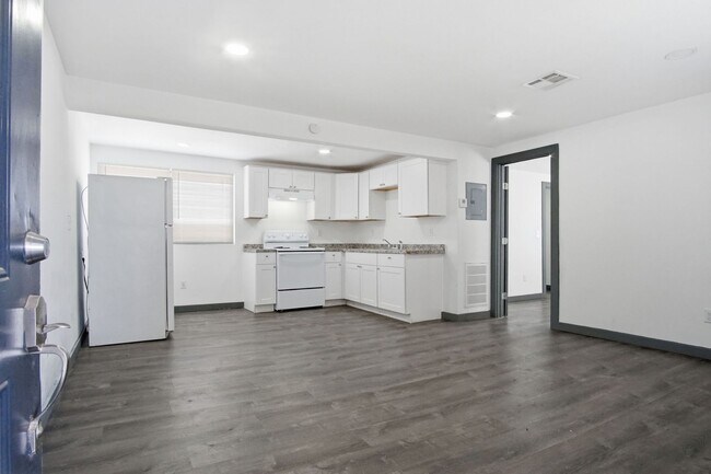 Building Photo - Convenient Location 1 bed 1 bath apartment - HVAC