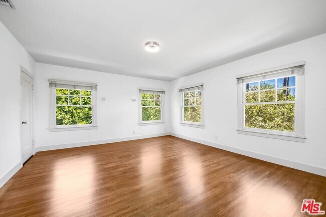 Building Photo - 809 N Bedford Dr
