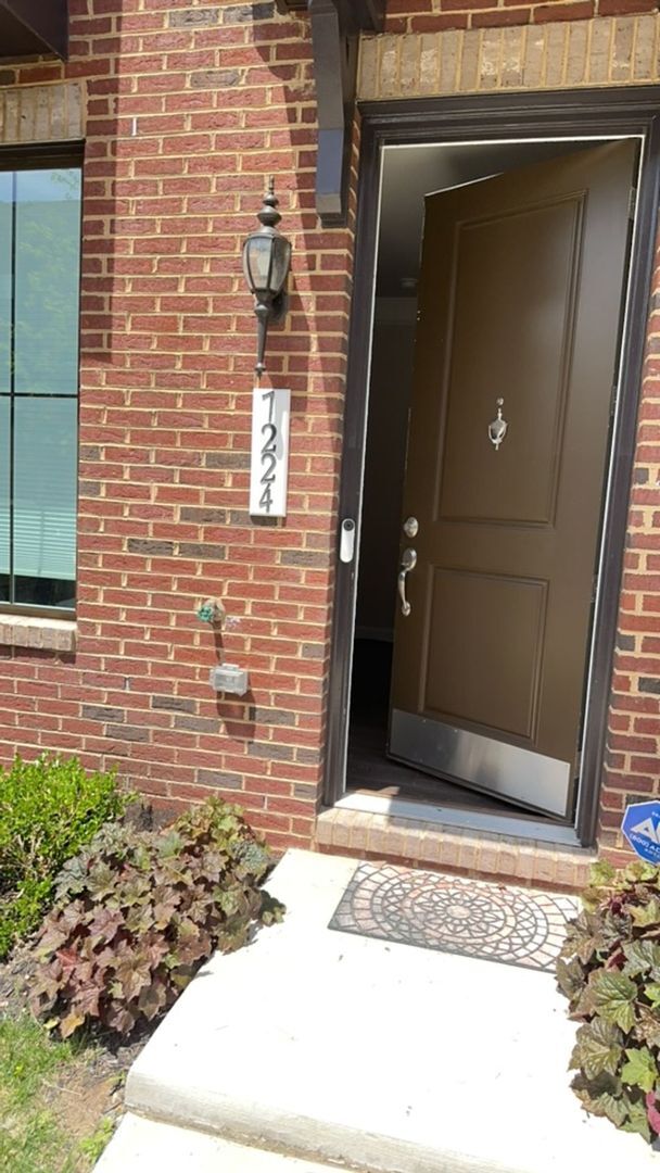 Building Photo - Beautiful contemporary TH in desirable North Hill