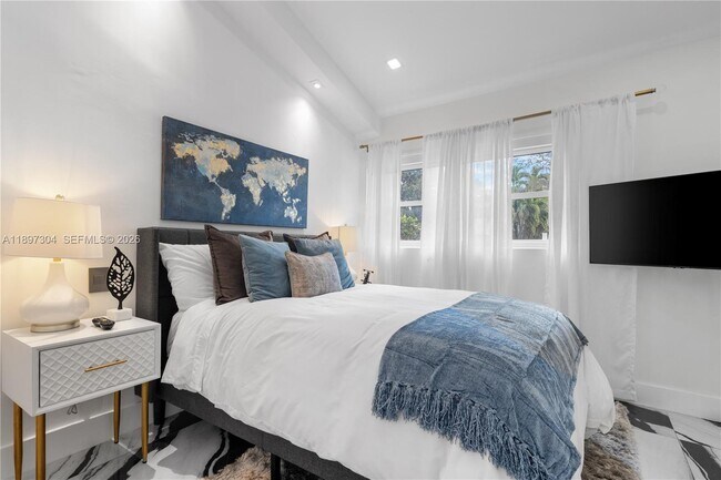 Building Photo - 1544 Michigan Ave