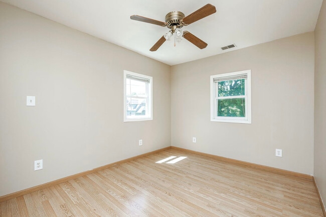 Building Photo - 804 N Van Buren St