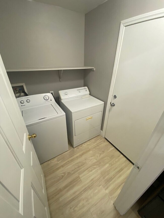 Building Photo - 127 Newburg Ave