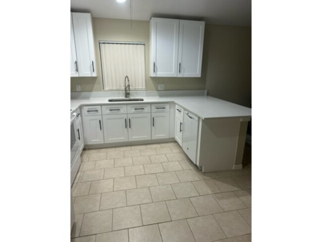 Building Photo - 2 Bedroom 2 Bath Duplex with Garage! SW Ca...