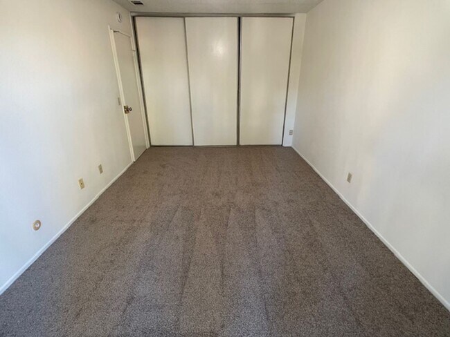 Building Photo - Moorpark 3 bed 2.5 bath Townhome close to Moorpark College