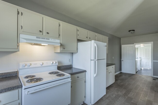 Building Photo - 3 Bedroom, 1 Bath home in the heart of Red...
