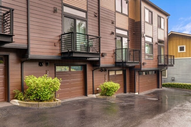 Building Photo - 3Bd/2.75Ba Issaquah Townhome