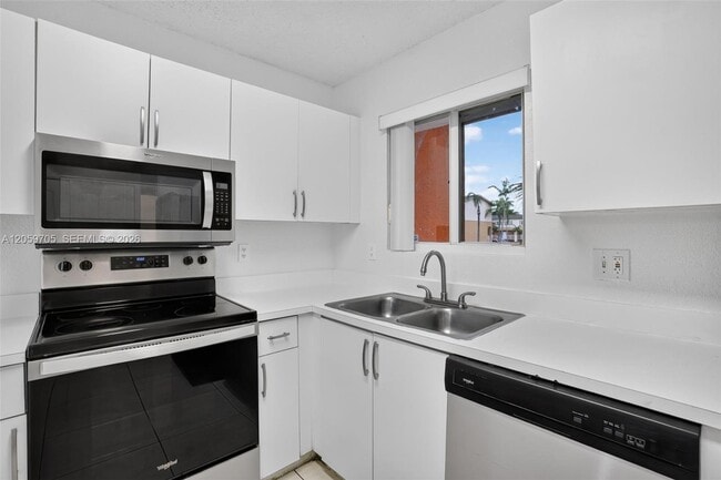 Building Photo - 6225 SW Kendale Lakes Cir