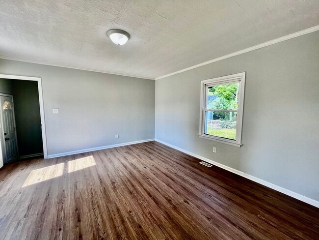 Building Photo - MOVE IN INCENTIVE: $500 FIRST FULL MONTHS ...