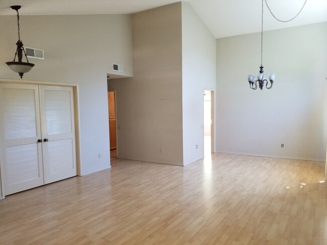 Building Photo - Clean 3 Bedroom , 2 Bathroom 1661 sqft. Br...