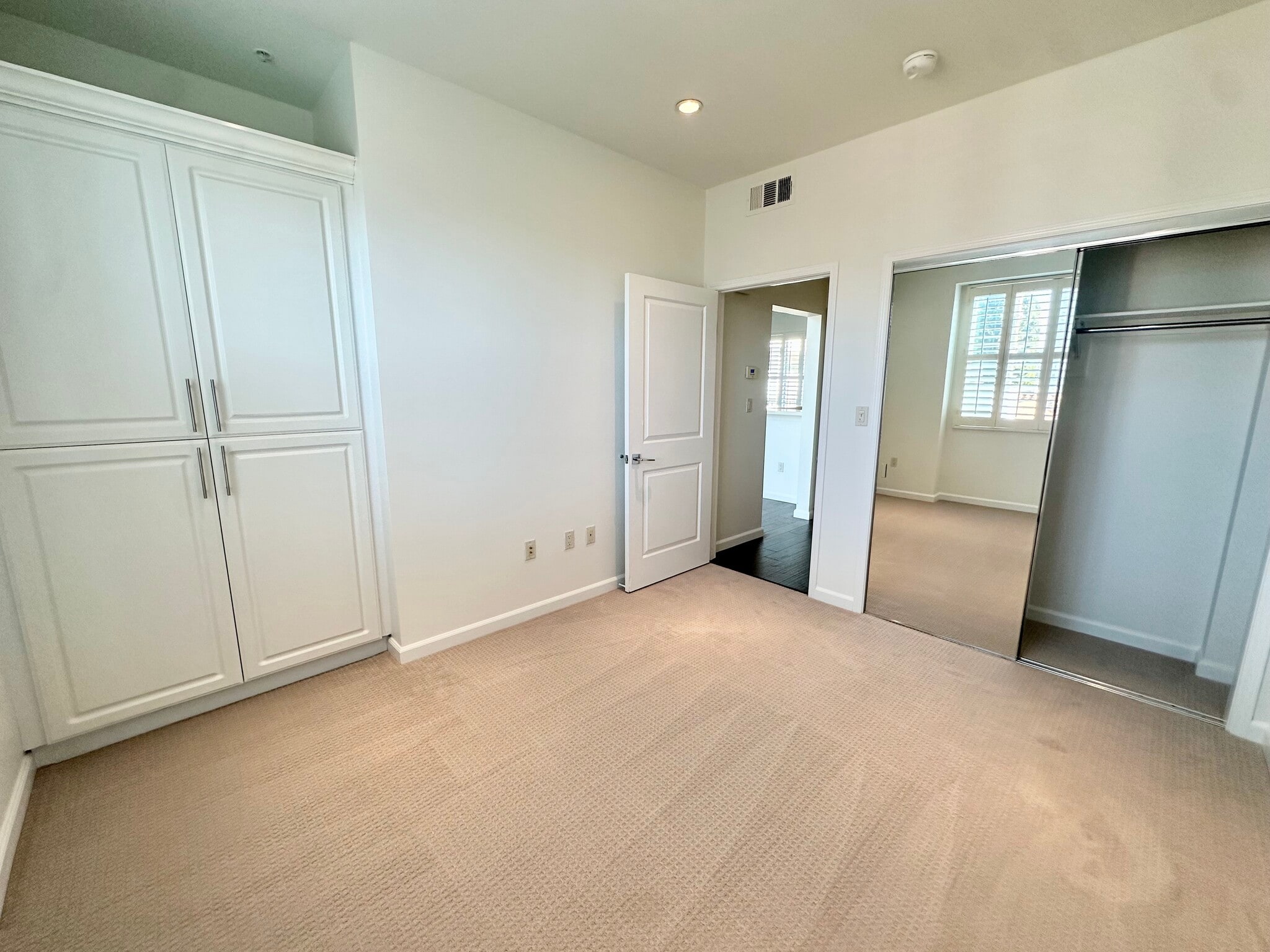 Building Photo - 1625 Granville Ave