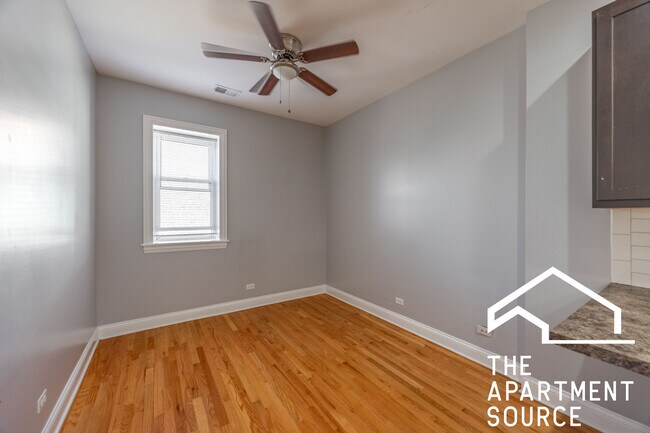 Building Photo - 4452 N Sheridan Rd