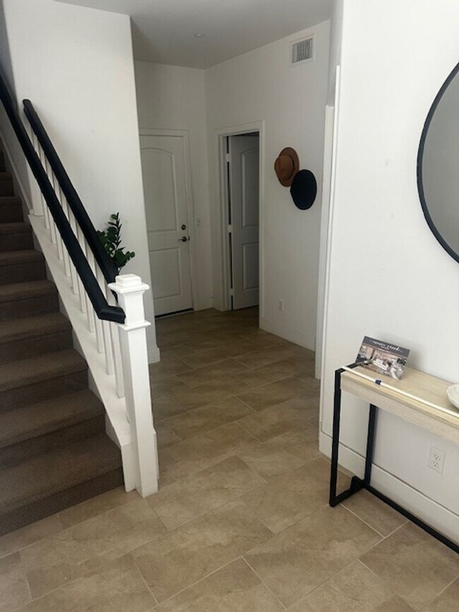 Building Photo - 3 Bedroom, 3.5 Bath Townhouse Style Condo ...