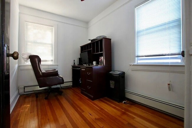 Building Photo - 1522 Dwight Pl