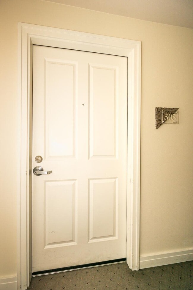 Building Photo - 2 bedroom in Seattle WA 98105