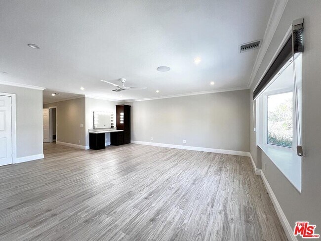 Building Photo - 10758 Cozycroft Ave