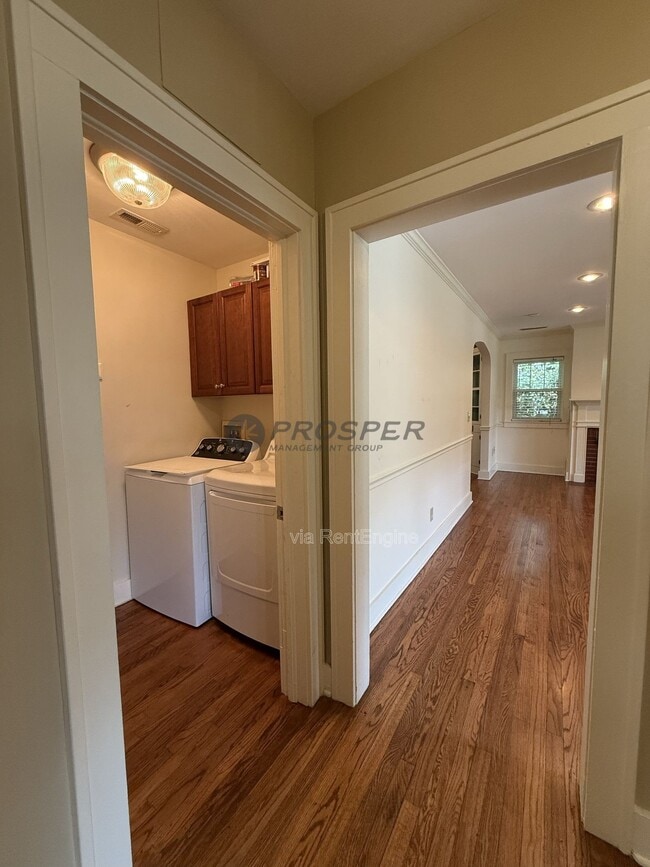 Building Photo - 575 Elizabeth Ln W