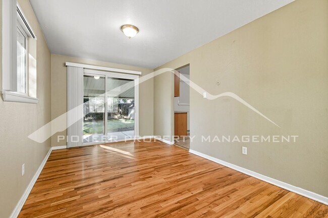 Building Photo - Spacious Home with Washer/Dryer and Fenced Yard