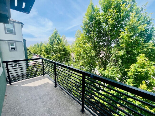 Building Photo - Vibrant 3 BED + 2.5 BA Milpitas Townhouse. Stainless Steel Appliances. Great Location.