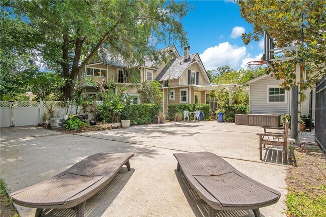 Building Photo - Queen Anne Victorian Estate