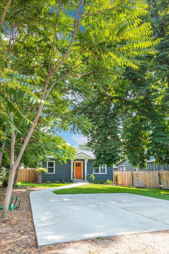 Building Photo - Cozy 2-Bedroom Retreat in North End Boise: Fantastic Location with Elegant Upgrades