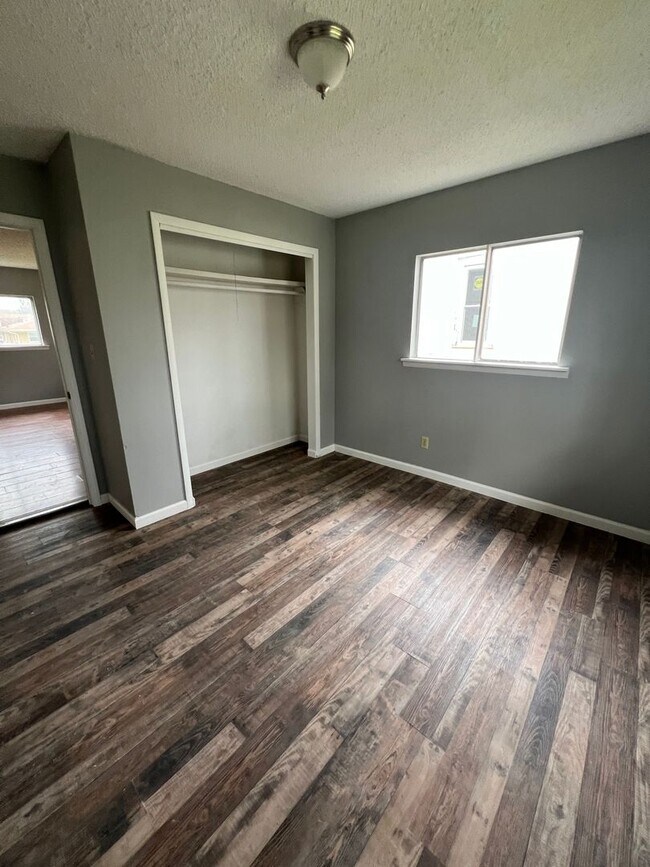 Building Photo - 1 bed/1 bath duplex