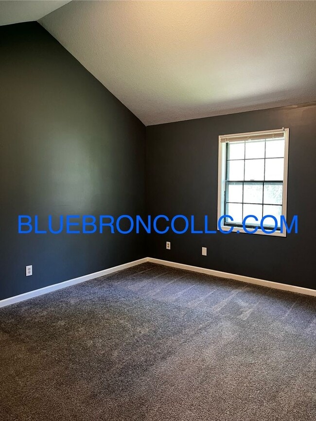Building Photo - Great price for 2 bedroom townhome, spacio...