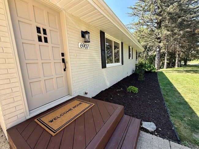 Building Photo - Remodeled 5BR/2BA Walkout Rambler Near Fish Lake Available Now! Lawn care Included!