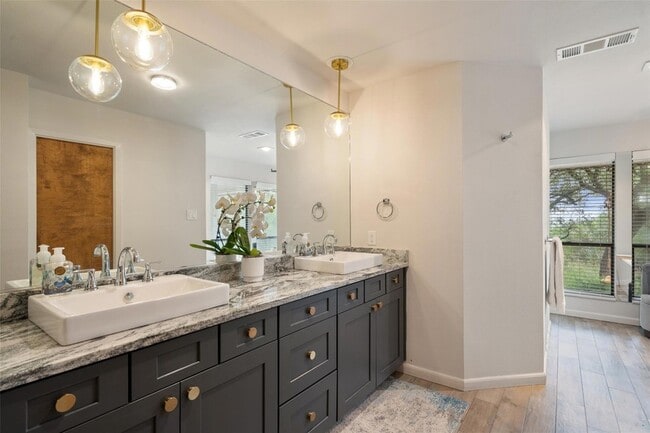 Building Photo - 113 Comet