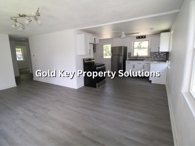 Building Photo - MUNCIE 3 BR 1 BA House with New Flooring and Paint (SECTION 8 APPROVED)